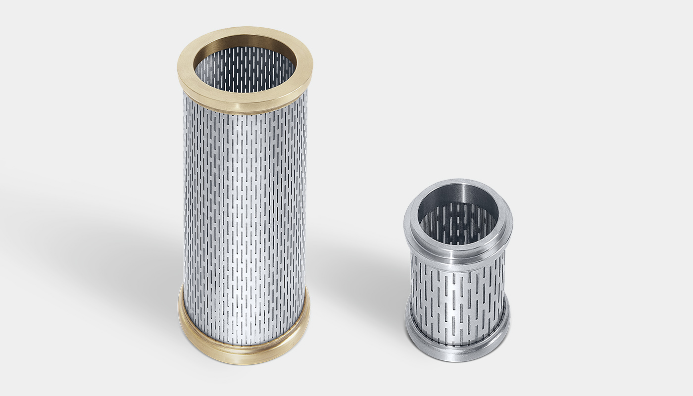 Zwei SCHLICK Filtereinsätze jeweils mit schlitzgelochtem Stahlblech. Der größerer Einsatz mit Abschluss links und rechts in Messing, der kleinere komplett in Stahl.