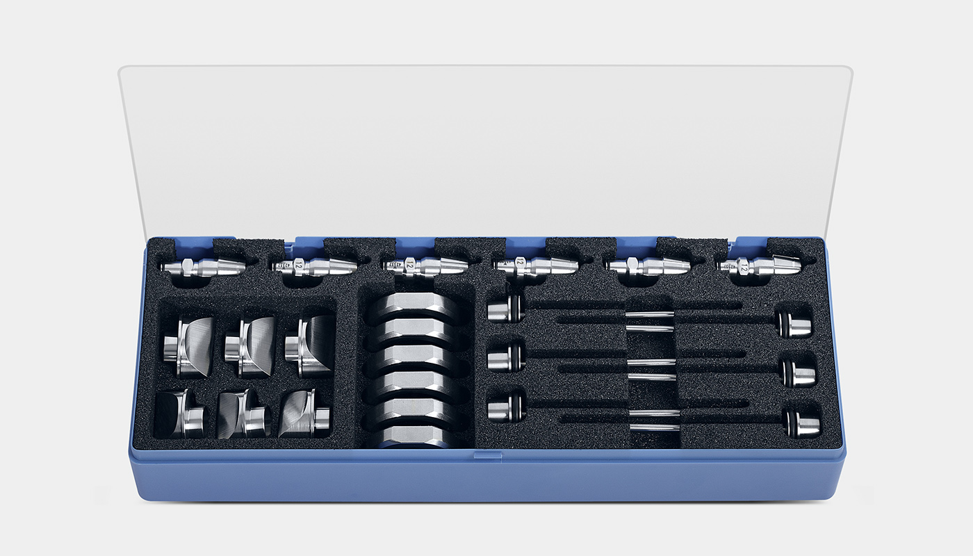Geöffnete SCHLICK Aufbewahrungsbox für ABC-Komponenten. Erkennbar sind sechs Flüssigkeitseinsätze, sechs ABC-Luftkappen, sechs Überwurfmuttern und sechs Reinigungsnadeln.